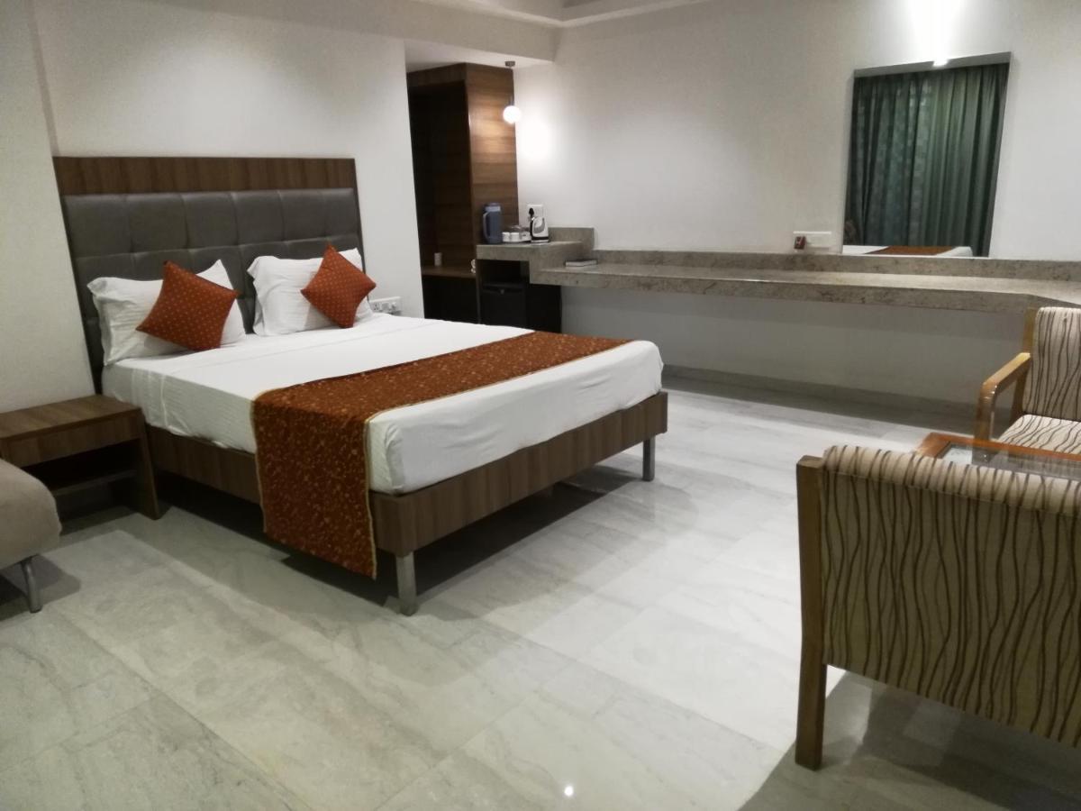 Lake View Resort Lonavala Kültér fotó