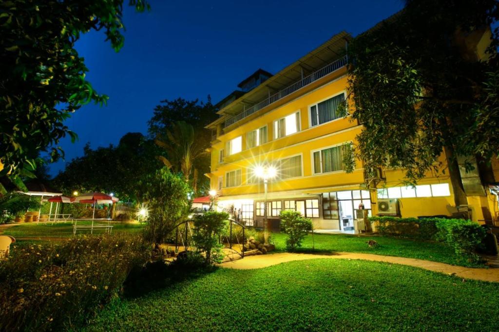 Lake View Resort Lonavala Kültér fotó