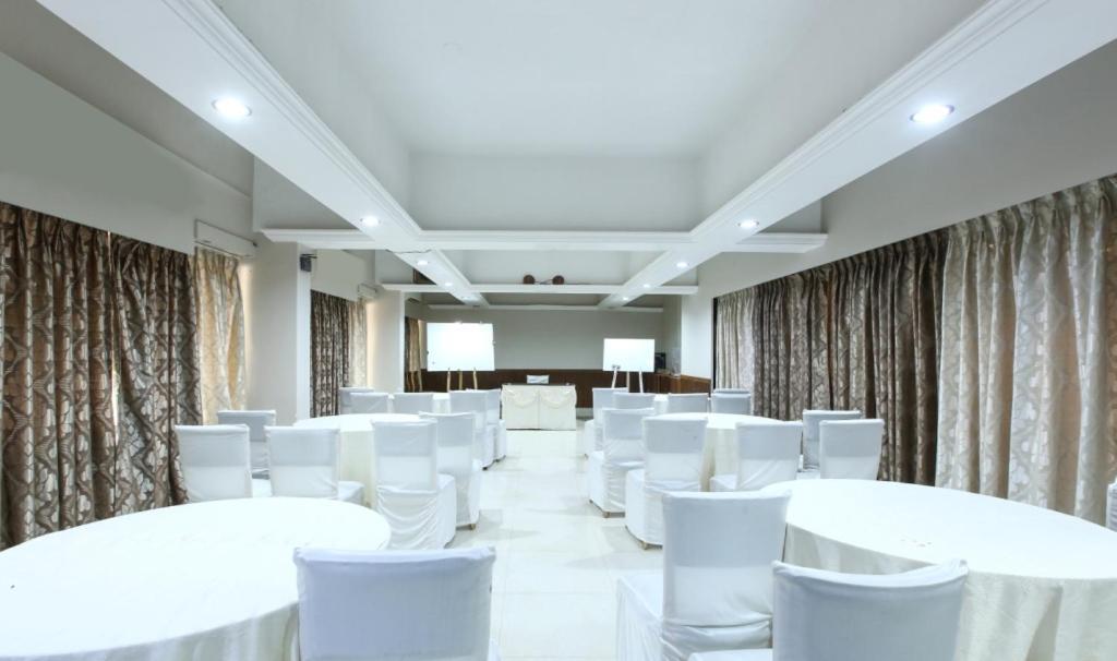 Lake View Resort Lonavala Kültér fotó