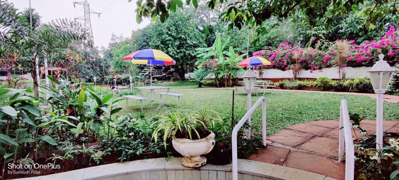 Lake View Resort Lonavala Kültér fotó